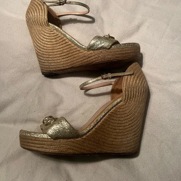 Gucci Gold Wedge Shoes for Elegant Occasions - Picture 4 of 10
